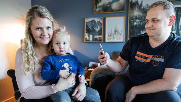 Lille Jonas havde ondt i ørerne og feber, og gik i feberkrampe. Heldigvis var hjælpen lige ved hånden, da mor Christina Vestergaard Nielsen og far Kent Nielsen blev koblet op via videolink til alarmcentralen. <i>Foto: Bo Lehm</i>