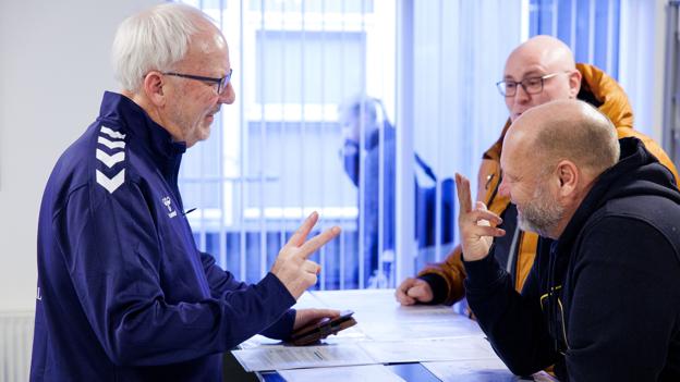 Steen Stoltenberg, også kendt som Mr. Thy Cup, styrer slagets gang fra skyttecentret i Thyhallen, der i år fungerer som stævnekontor. <i>Foto: Bo Lehm</i>