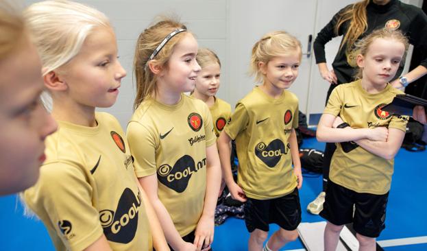 - I stedet for bare at sidde derhjemme og kede os, så er det dejligt at spille håndbold, siger Ida, (nummer to fra højre), her sammen med kammerater fra U9-holdet på friskolen Guldminen i Ikast, der er med til Thy Cup for første gang. Bagerst holdets lærer og leder, Anne Møller. <i>Foto: Bo Lehm</i>