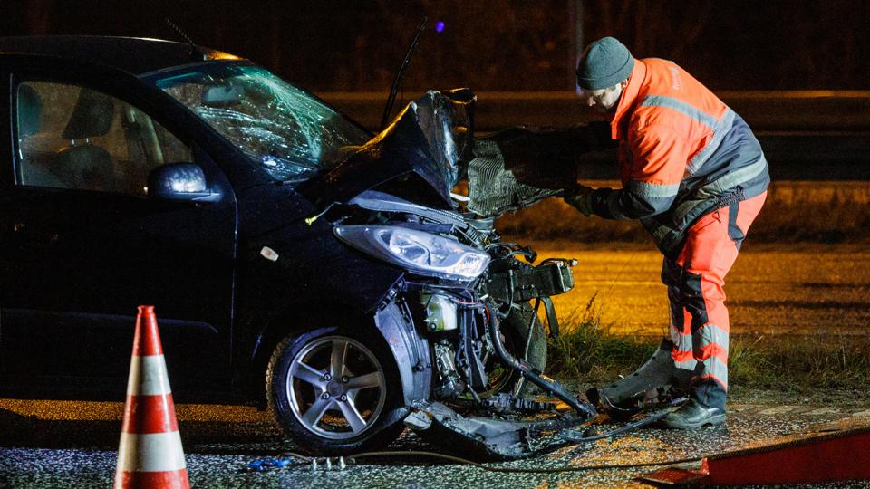 Den 33-åriges bil tog pænt meget skade ved uheldet, der skete på afkørselsrampen, hvor motorvej E45 ved Aalborg fletter til E39 mod Thisted og Hjørring-Hirtshals.  <i>Foto: Henrik Bo</i>