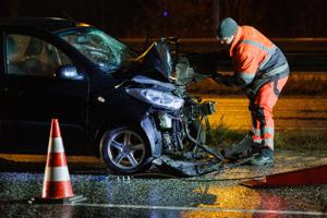 Voldsom skade på biler ved uheld på motorvej - mistanke om spirituskørsel