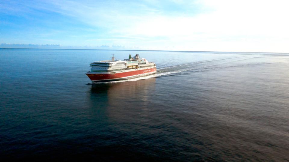 Skibsfarten skal reducere udledningen af drivhusgasser markant i de kommende år, hvor FN’s søfartsorganisation IMO har vedtaget en målsætning om en halvering af skibsfartens CO2-udledning i 2050. <i>Foto: Fjord Line</i>