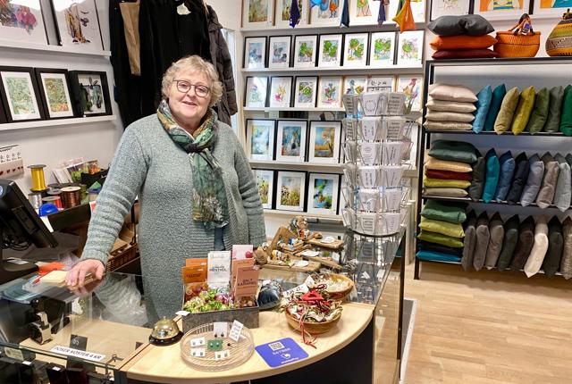 Hos kunsthåndværkbutikken Fruens Fristed på hjørnet af Kirketorvet og Algade er indehaver Mary-Ann Gramstrup glad for julehandelen.