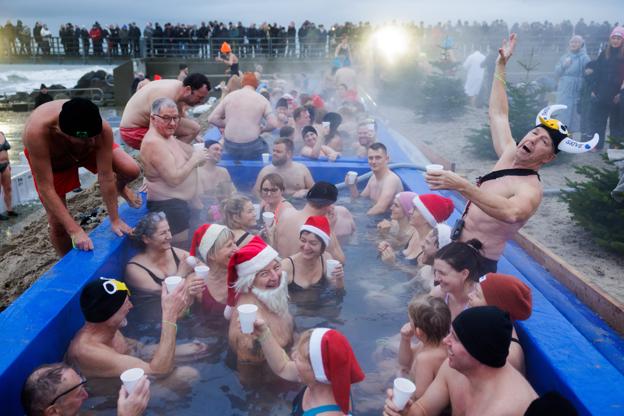 Se det kolde gys: 300 hoppede i havet fjerde juledag