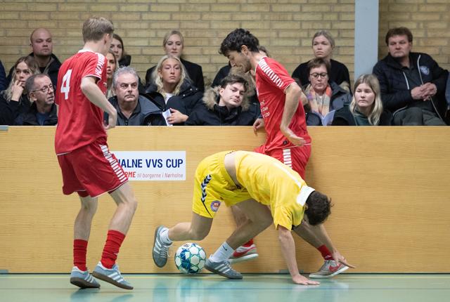Fodboldstævnet fortsætter igen fredag aften, hvor otte hold dyster om en plads i den afgørende finale. Her er det Hjørring og Nørresundby i aktion - de to hold spillede sig desværre ikke til finalen.