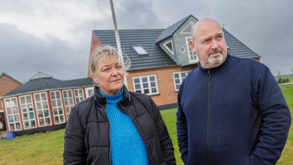 Ægteparret Tina og Michael Lionett er kommet i klemme. De kan ikke få deres hus solgt, fordi der er planer om at opføre en solcellepark på markerne rundt om det. <i>Foto: Henrik Bo</i>