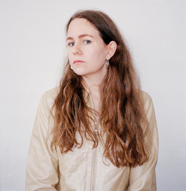Den svenske singer-songwriter Alice Boman startede med at optage sange i sit soveværelse for sig selv. Da hun sende dem til et pladestudie for at indspille dem professionelt, blev produceren så vild med dem, at han sendte dem videre til et pladeselskab. <i>Foto: Märta Thisner</i>