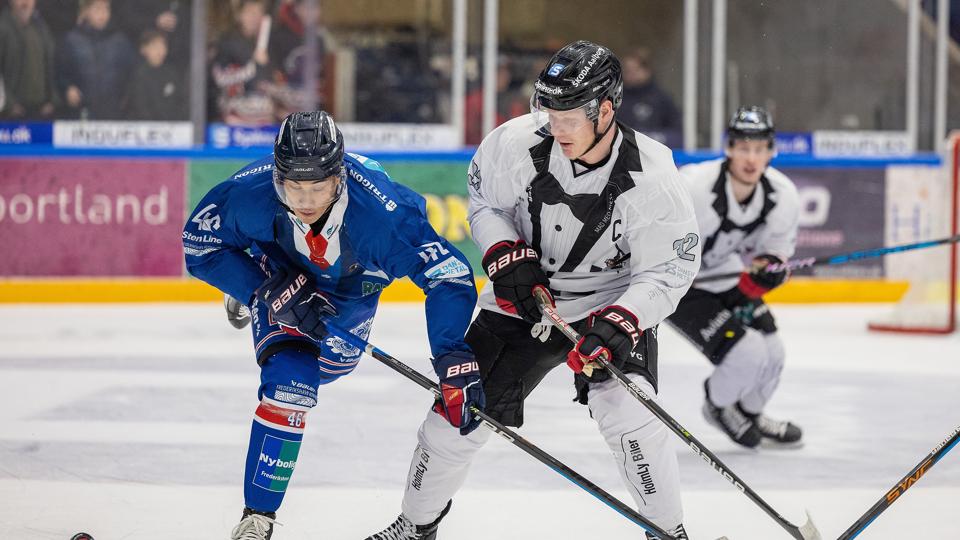Pirates-backen Lasse Bo Knudsen (tv.) fik en matchstraf i kampen i Frederikshavn 30. december. Nu kommer der en følgestraf. <i>Foto: Bente Poder</i>