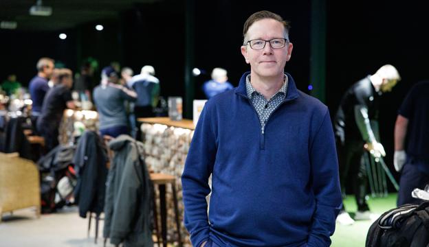 - Golfsimulatorerne er meget efterspurgte, fortæller golfmanager Ricky Søgaard fra Volstrup Golfcenter. <i>Foto: Bo Lehm</i>