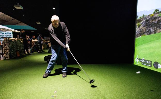 Ole Kamstrup går efter en birdie. Boldens fart, bane og spin måles af to lasere. <i>Foto: Bo Lehm</i>