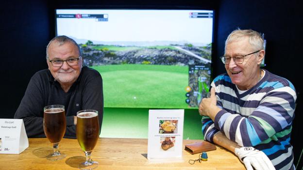 Ole Kamstrup (tv) og Svend Kuch er med i en gruppe på seks, der spiller golf tre gang om unge, året rundt. <i>Foto: Bo Lehm</i>
