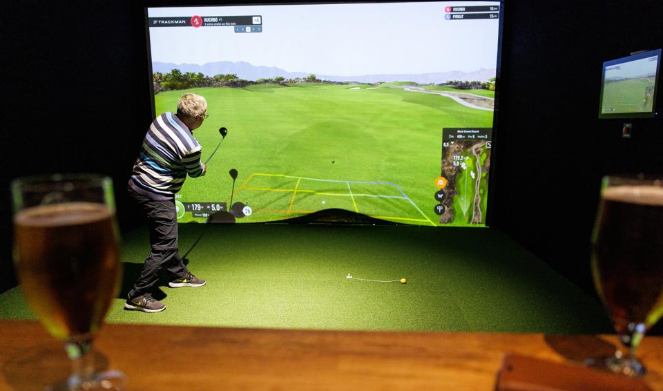 Hygge med fadøl og golf. I 22 grader under tag slår Svend Kuch et slag på Black Desert Resort i Utah, USA. <i>Foto: Bo Lehm</i>