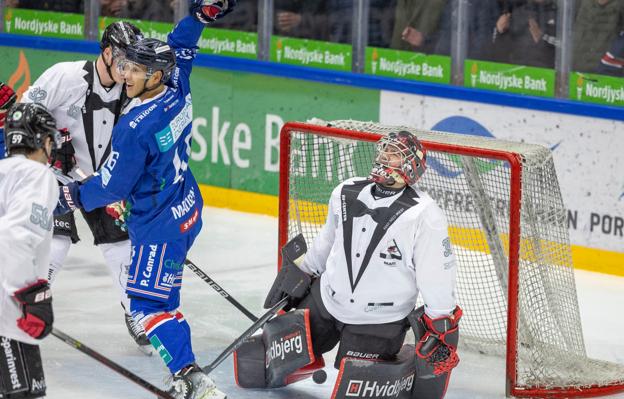 George Sørensen i Aalborg Pirates' mål ærgrer sig, mens Frederikshavn-spillerne jubler over målet til 2-0 tidligt i 1. periode. <i>Foto: Kim Dahl Hansen</i>