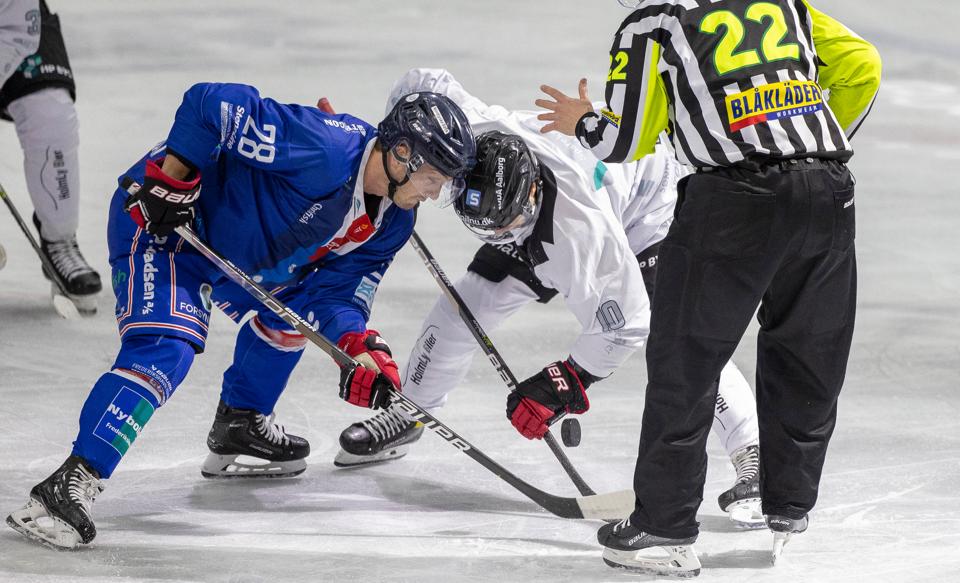 Der var dramatik både på og uden for isen, da Frederikshavn White Hawks og Aalborg Pirates fredag aften mødtes i Metal Ligaen i ishockey. <i>Foto: Kim Dahl Hansen</i>