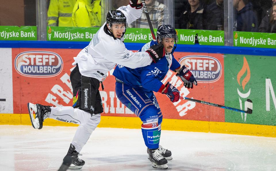 Trevor Gooch (i hvidt) afgjorde reelt kampen med sin scoring til 4-2 for Aalborg Pirates i tredje periode af kampen i Frederikshavn. <i>Foto: Kim Dahl Hansen</i>
