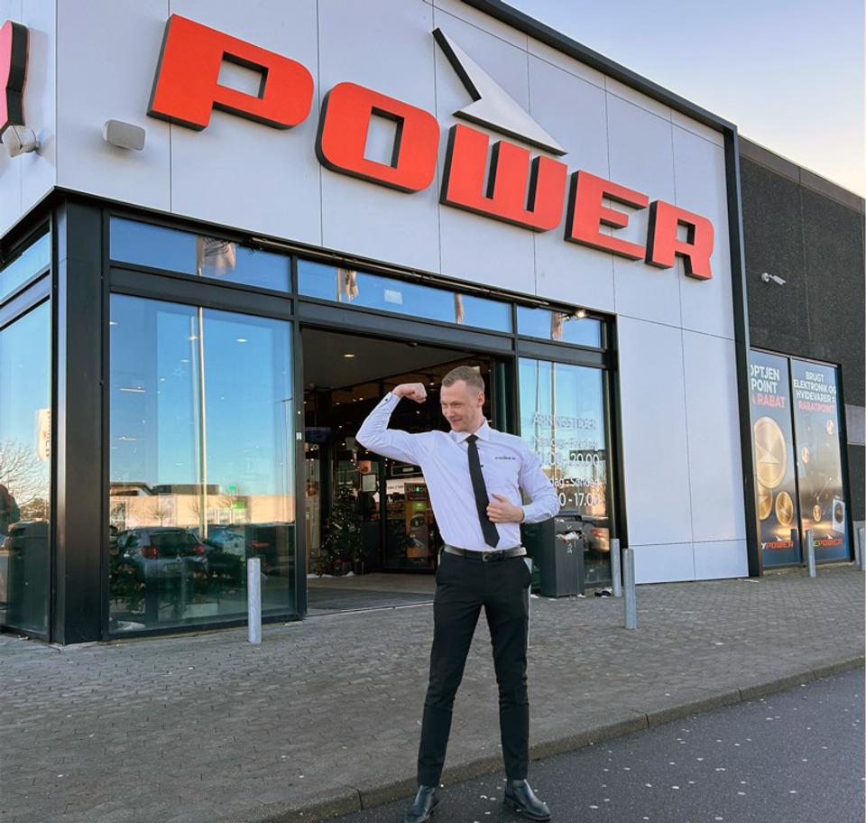 Varehuschefen til den kommende Power-butik er allerede ansat. Det er 27-årige Jonas Sørensen, der oprindeligt kommer fra Dronninglund. <i>PR-Foto: Power</i>