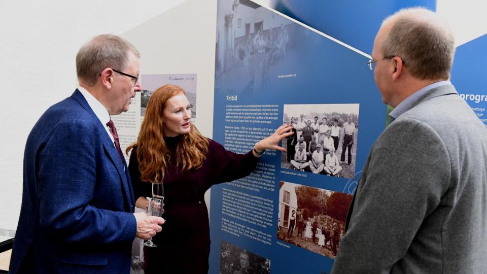 Udstillingen "Anbragt - Livø 1911-1961" på Vesthimmerlands Museum, bragte en nysgerrig Poul Nyrup Rasmussen på nye spor af sin fars hårde skæbne. Det er der nu kommet en bevægende dokumentar ud af sammen med museumsinspektør Maria Hagstrup og historieprofessor Poul Duedahl (th.), Aalborg Universitet, der sammen havde skabt udstillingen i Aars for et år siden.