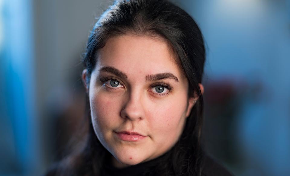 Kanita, der er født og opvokset i Aalborg, var i flere år udsat for vold af sin far. I 2022 blev faren dømt for volden, og i forbindelse med sagen var Kanita sygemeldt. Men det har nu betydet, at hun har fået afslag på permanent opholdstilladelse, fordi hun har været fraværende fra sin uddannelse. <i>Foto: Martél Andersen</i>