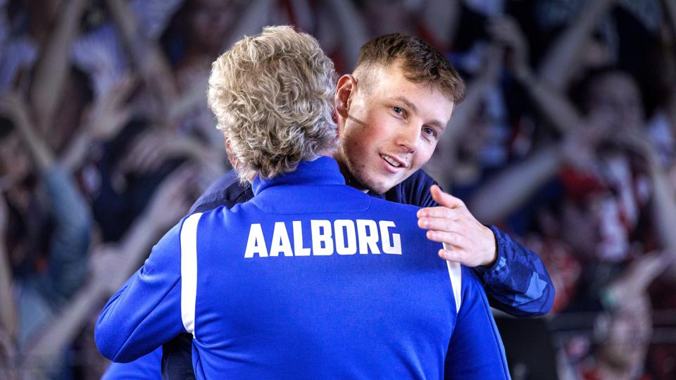 AaB tog onsdag hul på forberedelserne frem mod den kommende forårssæson. Anders Hagelskjær hilser her på cheftræner Erik Hamrén. <i>Foto: Torben Hansen</i>