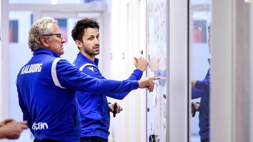 Cheftræner Erik Hamrén i samtale med fysisk træner Javier Agenjo på første træningsdag i AaB. <i>Foto: Torben Hansen</i>