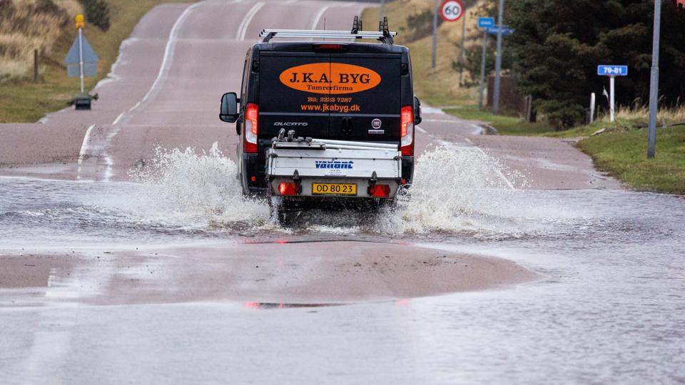 Vejen Bredkjærvej i Vorupør blev oversvømmet efter et kraftigt regnvejr natten mellem 3. og 4. januar. <i>Foto: Bo Lehm</i>