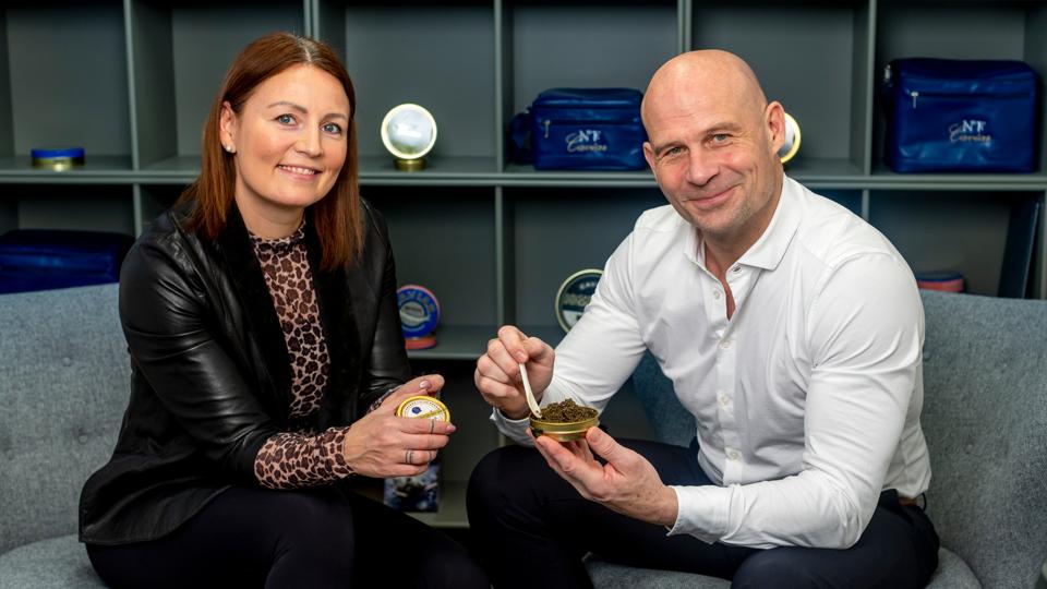 Charlotte og Esben Kamp Thuesen er begyndt at sælge kaviar fra deres virksomhed i Frederikshavn. <i>Foto: Martél Andersen</i>