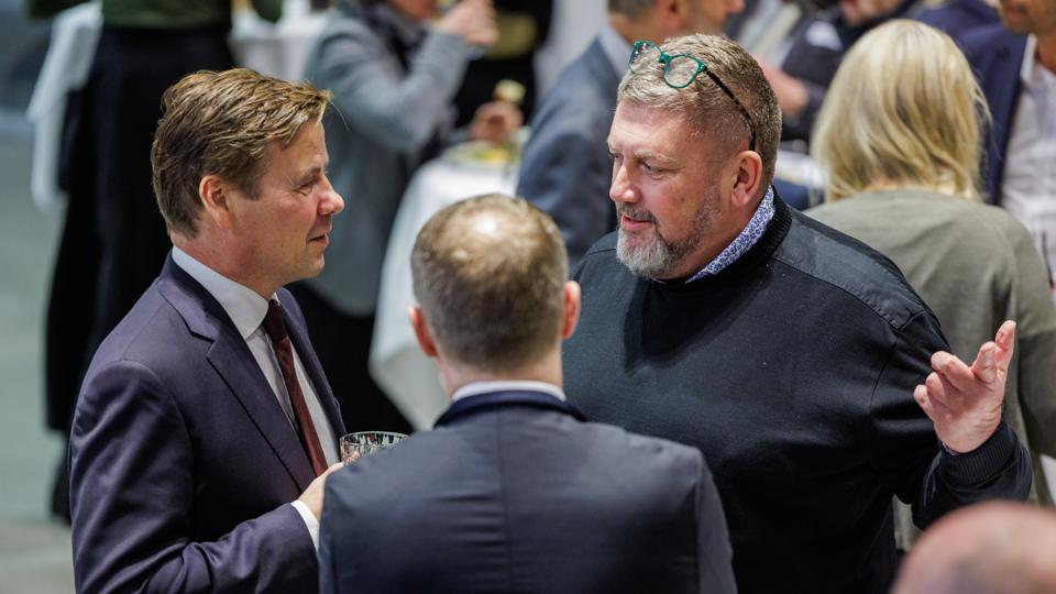 Borgmester Thomas Kastrup-Larsen (S) og adm. direktør og ansvarshavende chefredaktør på TV2 Nord, Mikael Justesen, smalltalkede til nytårskur i Erhverv Norddanmark 4. januar. <i>Foto: Henrik Bo</i>