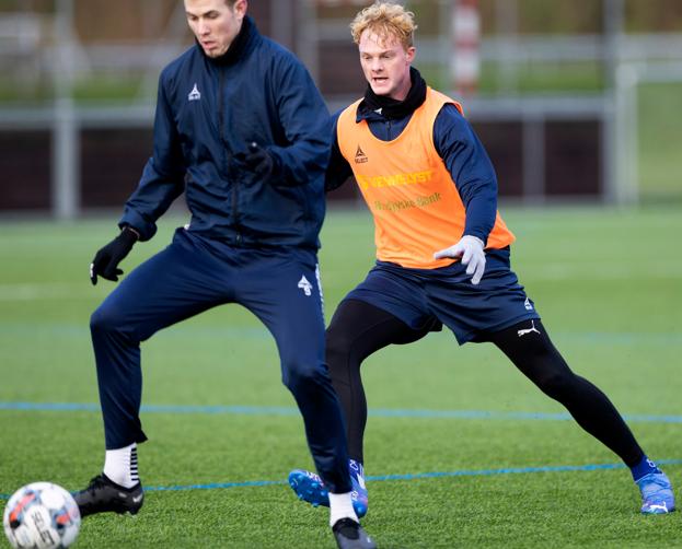 Jonas Hansen (t.h.) træner i disse dage med i Vendsyssel FF. Thisted FC-spilleren ses her i duel med Lasse Steffensen. <i>Foto: Claus Søndberg</i>