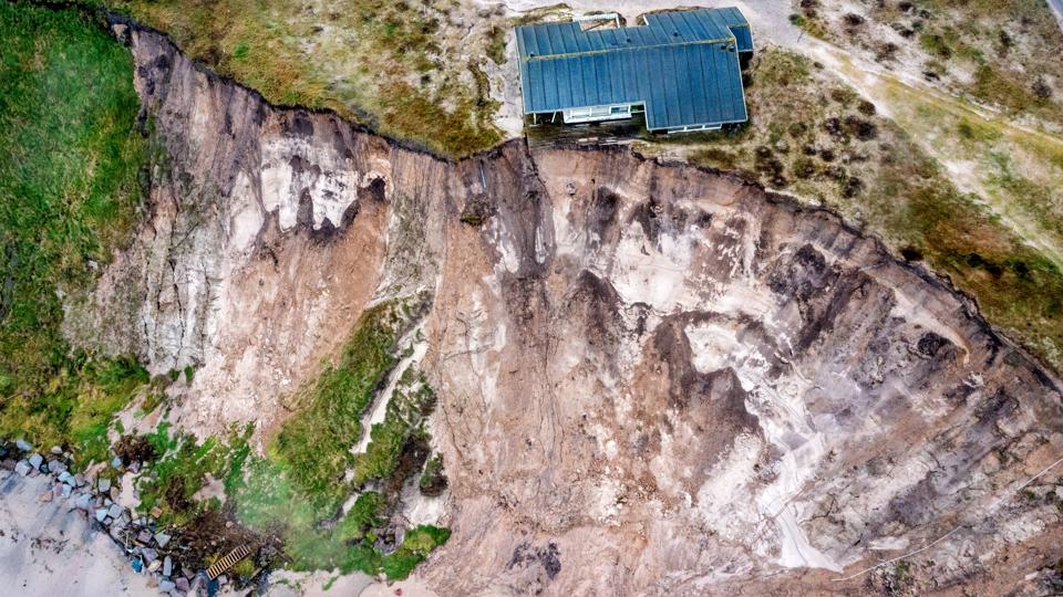 Det begynder at brænde på for en sommerhusejer ved Lønstrup. <i>Foto: Torben Hansen</i>