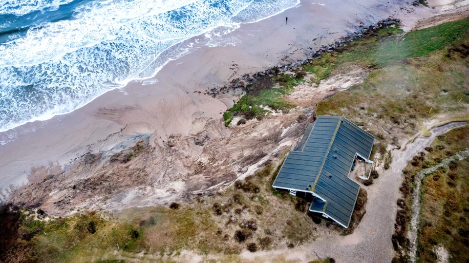 De ulovlige sten, der blev lagt ud i 2016, ligger stadig på stranden nedenfor de udsatte sommerhuse. <i>Foto: Torben Hansen</i>