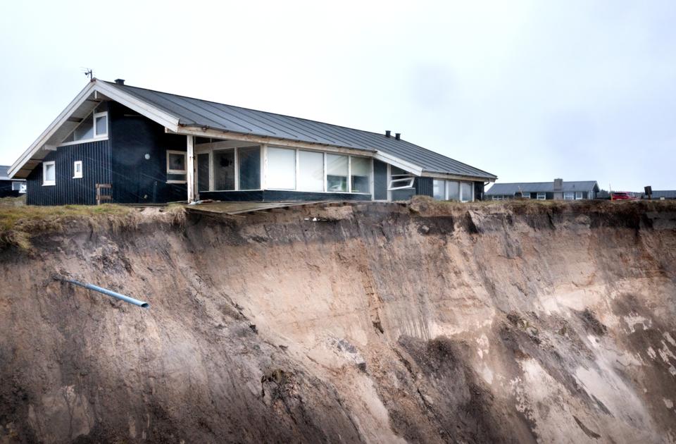 Endnu et sommerhus ved Lønstrup er ved at styrte i havet. Nu får Nordjylland statskroner til kystsikring. <i>Foto: Torben Hansen</i>