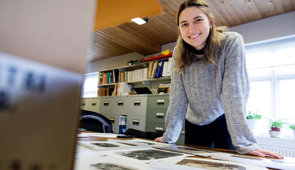 Museumsinspektør Caroline Andsager Højlund, Museum Mors, har netop taget fat på arbejdet med at skabe en ny særudstilling til Støberimuseet med fotos fra industrihistorien på Mors. <i>Foto: Bo Lehm</i>