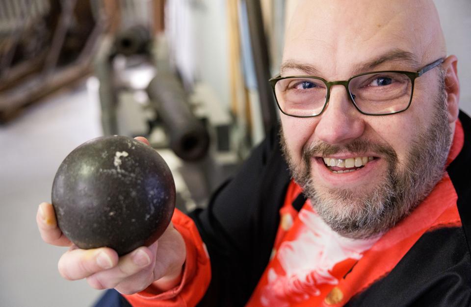 Museumsinspektør Thomas Jørgensen er i fuld gang med at forberede den kommende særudstilling om Treårskrigen, som åbner på Dueholm Kloster 31. marts. Kanonkuglen her er fra den periode. <i>Foto: Bo Lehm</i>