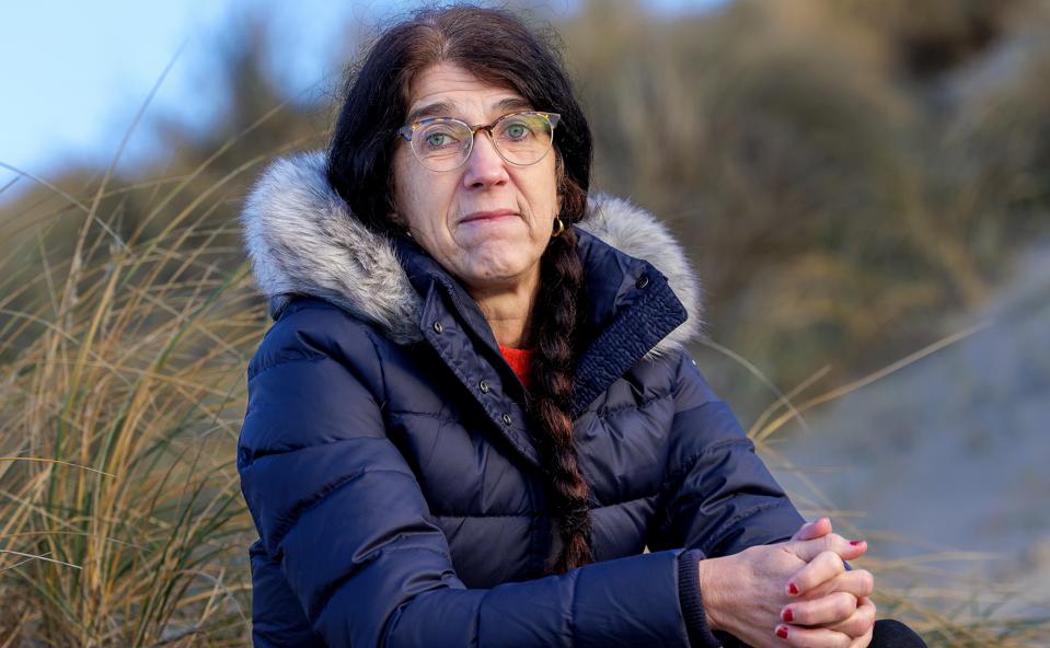 Hanne Starckes hus blev brændt ned af en 55-årig mand, der senere er blevet dømt for ildspåsættelse. Nu er hun havnet i et civilt søgsmål i forbindelse med et salg af ruinen, der efter to år stadig står som et minde om de traumatiske oplevelser for husejeren. <i>Foto: Henrik Bo</i>