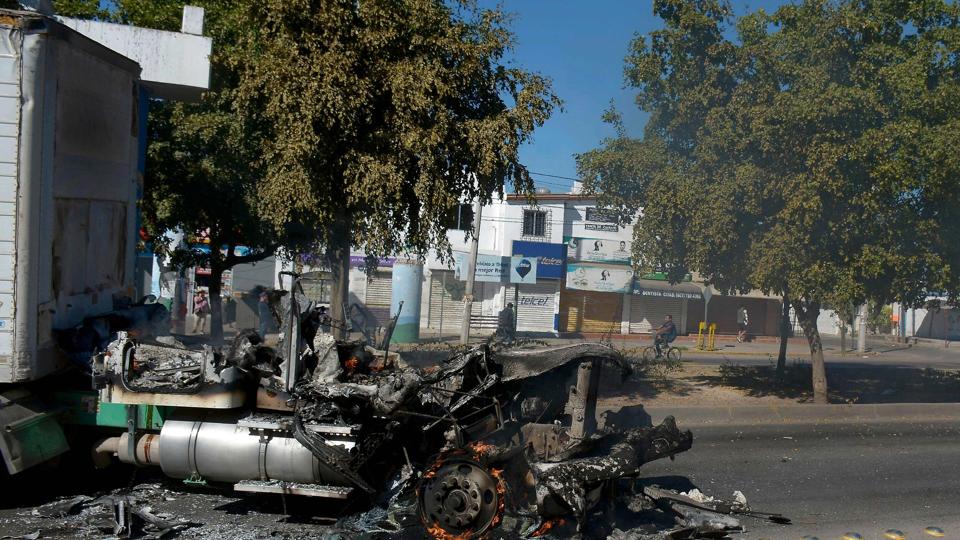 En udbrændt lastbil ses her på gaden i Culiacán i Sinaloa, hvor anholdelsen af kartellederen Ovidio Guzman har udløst voldsomme uroligheder. <i>Juan Carlos Cruz/Ritzau Scanpix</i>