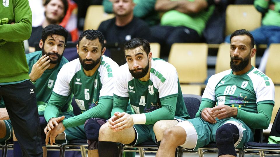 Spillerne fra Saudi-Arabien hang med hovederne på bænken, da de fik øretæver af Danmark. <i>Bo Amstrup/Ritzau Scanpix</i>