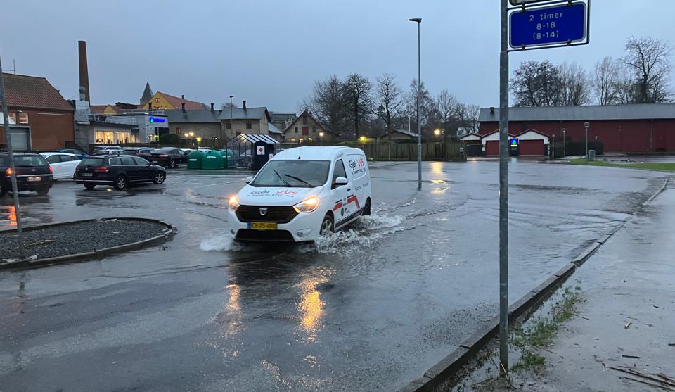 Parkeringspladsen bag SuperBrugsen i Hobro var igen oversvømmet.