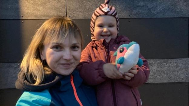 Iryna Samoylenko med datteren Anita, der er glad for sin børnehave - og sin tøjdelfin.   <i>Det Nordjyske Mediehus</i>