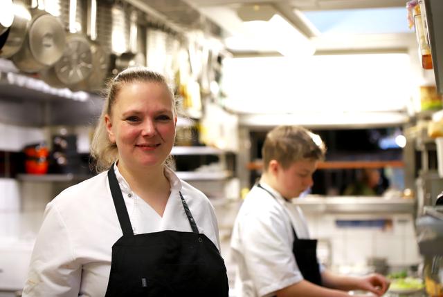 Den nye køkkenchef Kamilla Lyngby, som er uddannet kok fra Jakobs Café, holder både af de travle sommerdage med adrenalinsus, og de mere stille vinterdage, hvor der er tid til at eksperimentere i køkkenet eller koge fiskefond på de friske fisk fra Kutter S66.