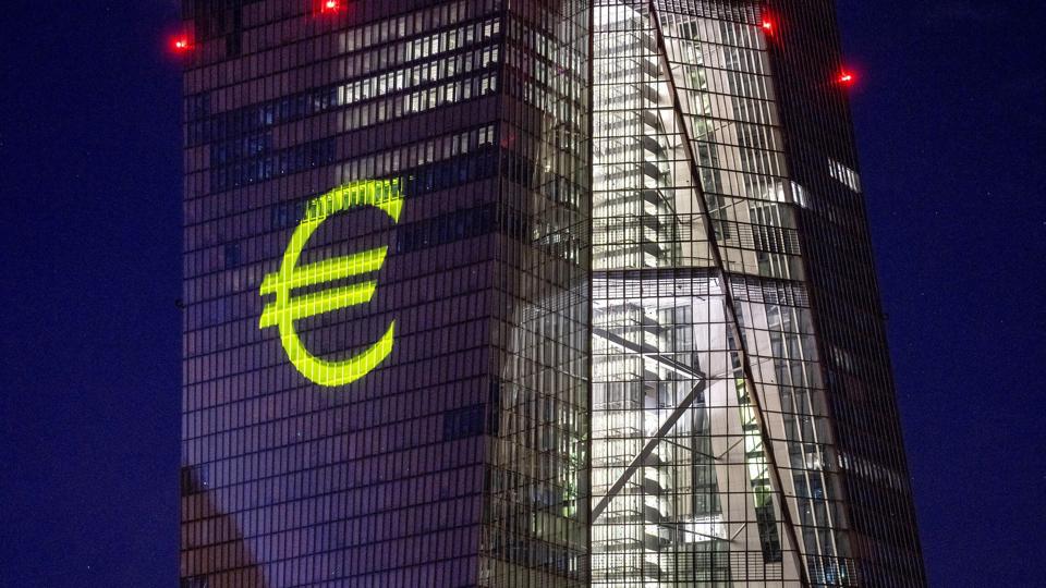Den Europæiske Centralbank (ECB) har et stift blik rettet mod udviklingen i inflationen i de lande, der har euroen som valuta. Fredag har statistikkontoret Eurostat oplyst, at deres indikator tyder på, at inflationen fortsat med falde i december - men dog ikke, hvis man fraregner energi- og fødevarepriser. (Arkivfoto). <i>Michael Probst/Ritzau Scanpix</i>