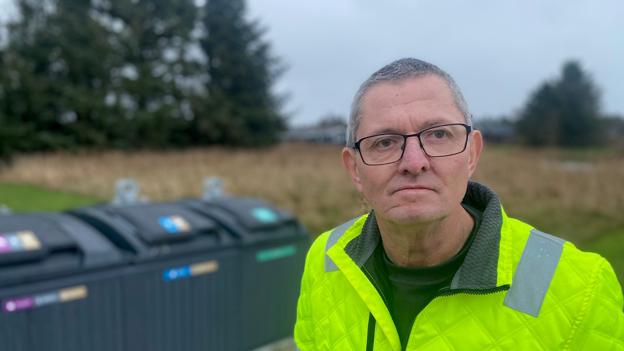 Teamleder Henrik Lykkegaard understreger, at det flere steder har været den eneste mulighed at placere affaldsstationerne på fællesarealerne. <i>Foto: Jakob Gammelgaard</i>