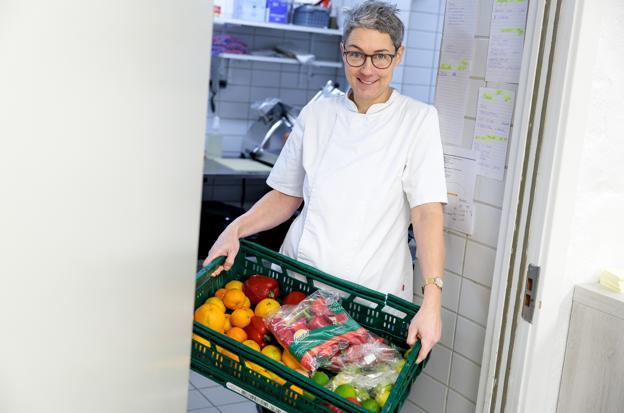 Kasseret frugt og grønt bliver omdannet til lækre marmelader i "Bakseriet" hos Inge Bak Nielsen. <i>Foto: Bo Lehm</i>