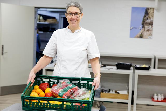 Inge Bak Nielsen drømmer om at kunne leve af at være marmeladefabrikant. Hun opkøber kasseret frugt og grønt fra butikker og omsætter det til marmelade, som sælges i dagligvarebutikker.