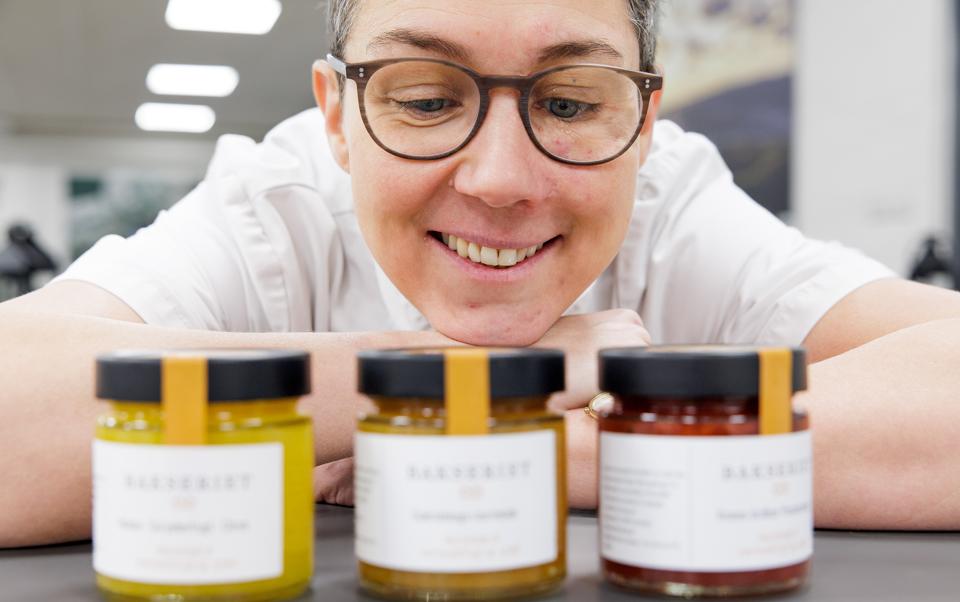 Inge Bak Nielsen drømmer om at blive selvstændig marmeladefabrikant. Hun opkøber kasseret frugt og grønt fra butikker og omsætter det til marmelade, som sælges i dagligvarebutikker.  <i>Foto: Bo Lehm</i>