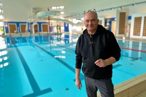Han er ikke bange for at prøve noget nyt: Klar til paddle-yoga i svømmehallen