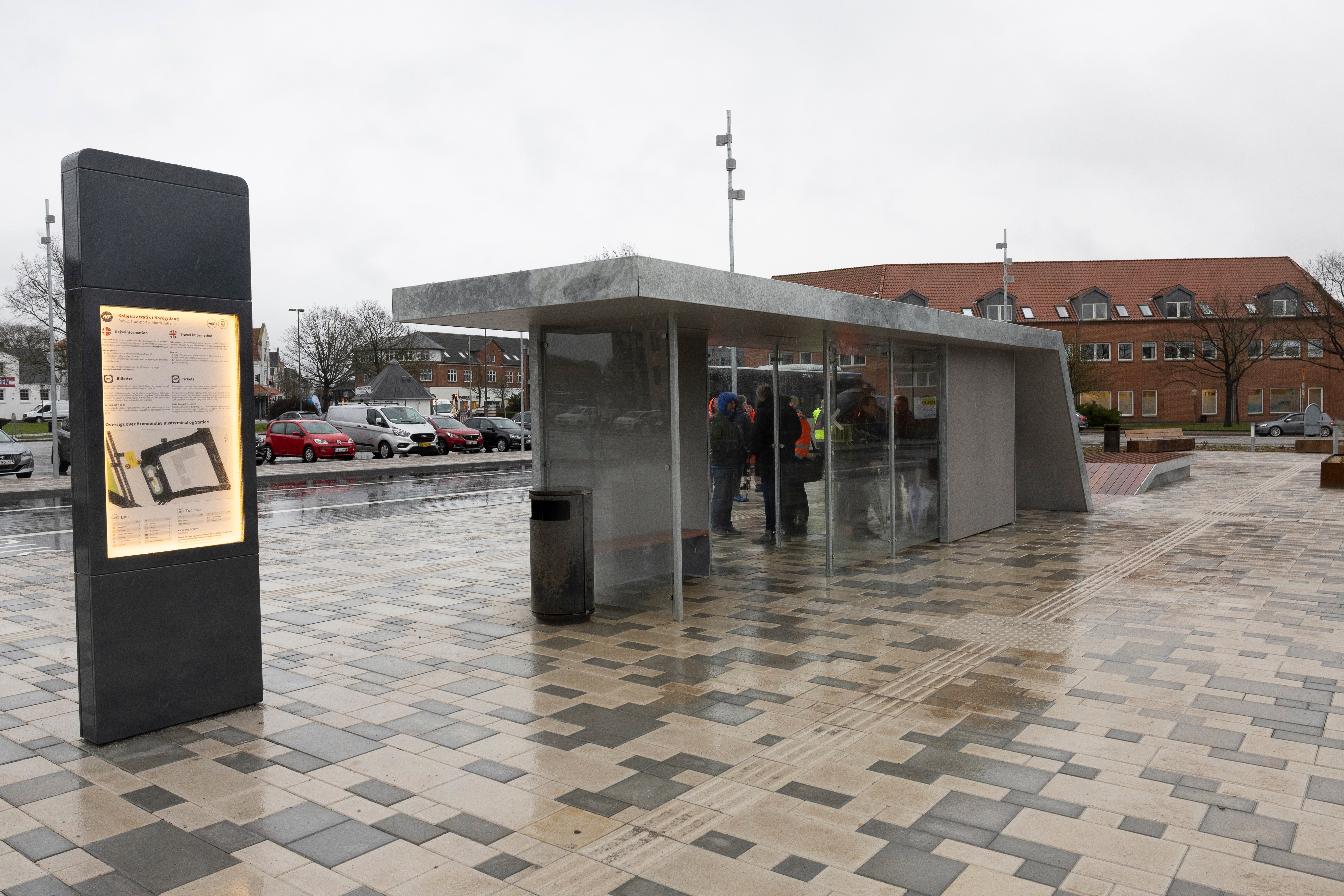 Passagerer må holde sig: Skilt på ny busperron henviser til toiletter, der har været nedlagt længe