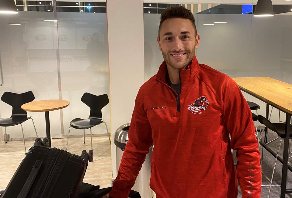 Matt Salhany er ny Aalborg Pirates-spiller, og fredag aften landede han i Aalborg Lufthavn. <i>Foto: Simon Ydesen</i>
