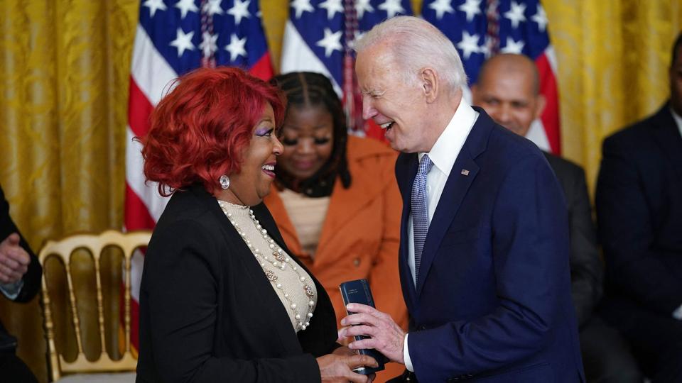 Præsident Joe Biden overrakte fredag præsidentens borgermedalje til valgstedsmedarbejder i Fulton County i Georgia Ruby Freeman for hendes kamp for demokratiet i USA. <i>Mandel Ngan/Ritzau Scanpix</i>