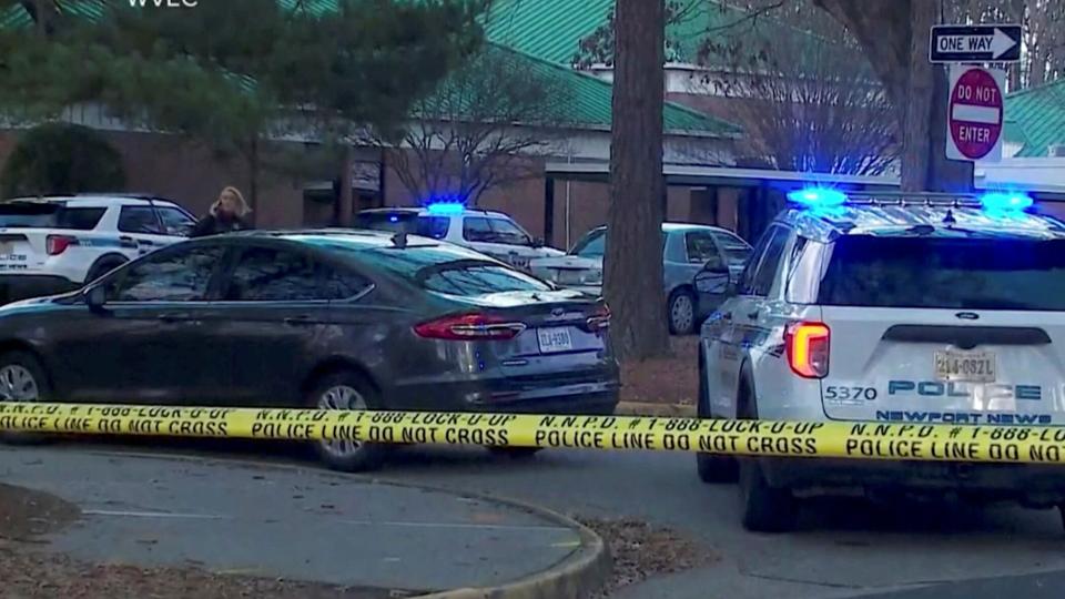 Politibiler holder parkeret nær en skole, hvor en seksårig dreng skød en lærer i USA. <i>Abc Affiliate Wvec/Reuters</i>