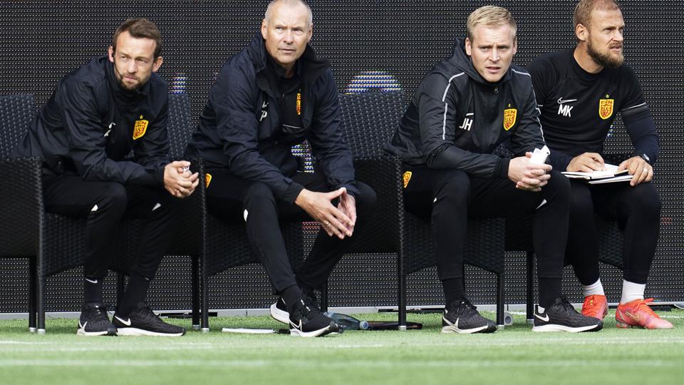 Johannes Hoff Thorup (nummer tre fra venstre) har været en del af FC Nordsjælland i otte år og har været assistent for Flemming Pedersen siden sommeren 2021. (Arkivfoto). <i>Claus Bech/Ritzau Scanpix</i>